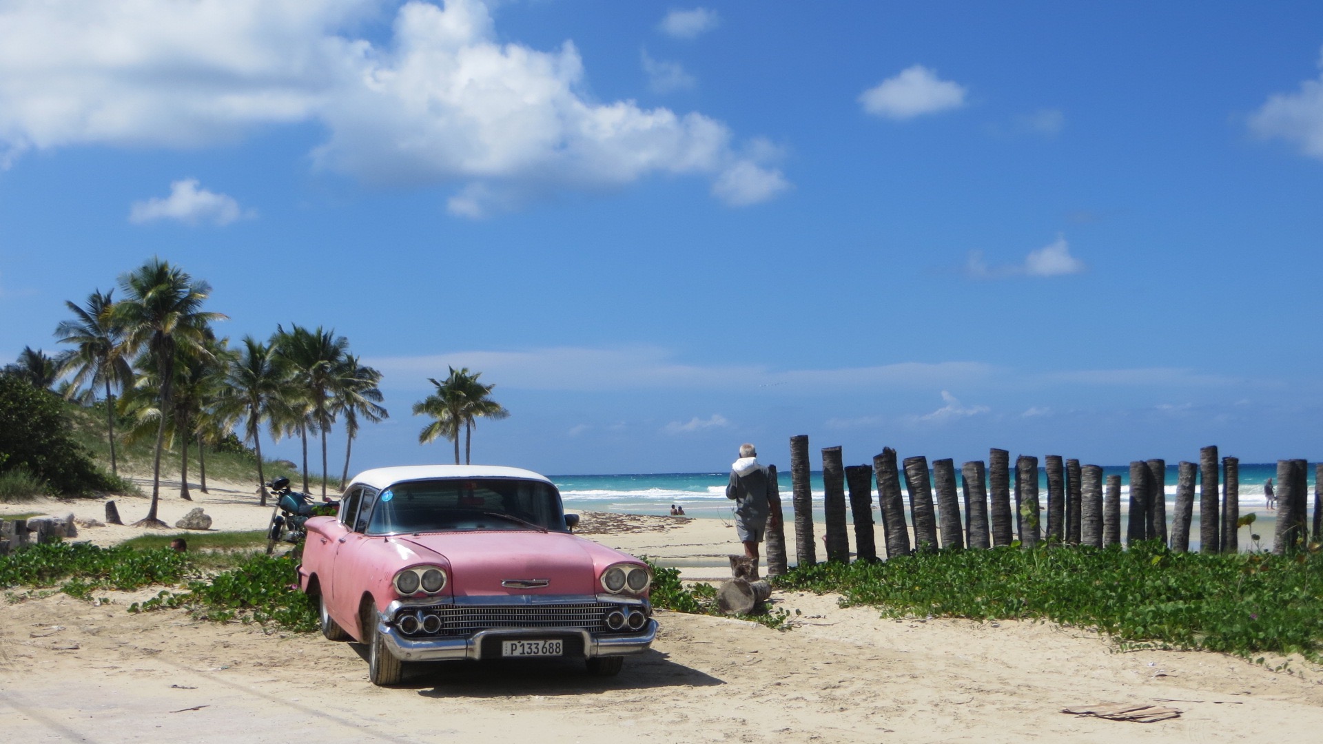 Kuba Playas del Este Bocaciega Traumstrand mit Palmen und Oldtimer 
