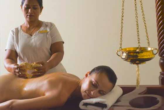 Frau bekommt eine Ayurveda Massage auf dem Rücken