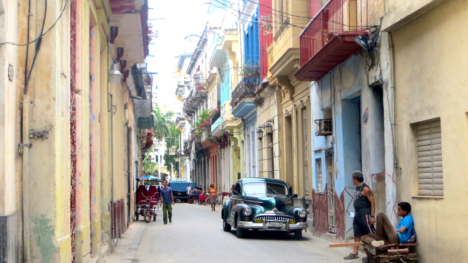 Kuba-Havanna-Altstadt-Oldtimer-Menschen