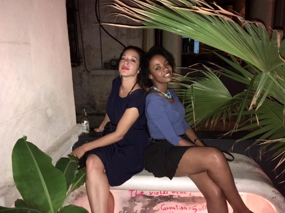 Kuba-zwei-hübsche-Frauen-auf-Bank