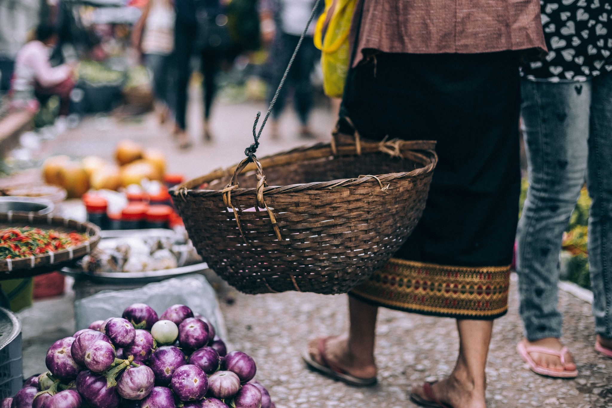 Thailand-Frau beim Einkauf -mit-Marktkorb