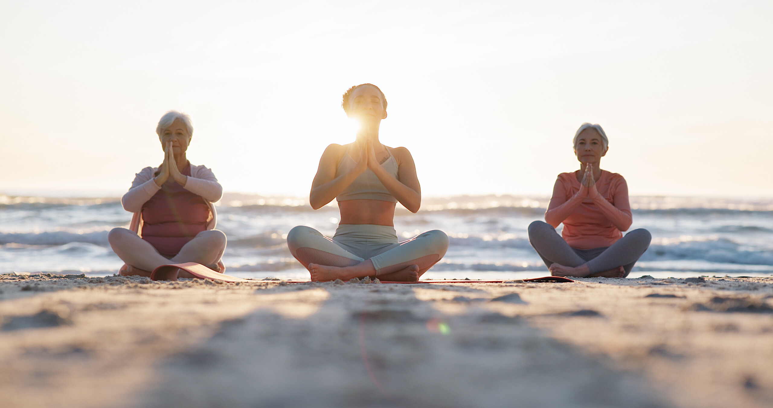 Frauen_Meditation am Strand_mentoring_wendezeiten.de